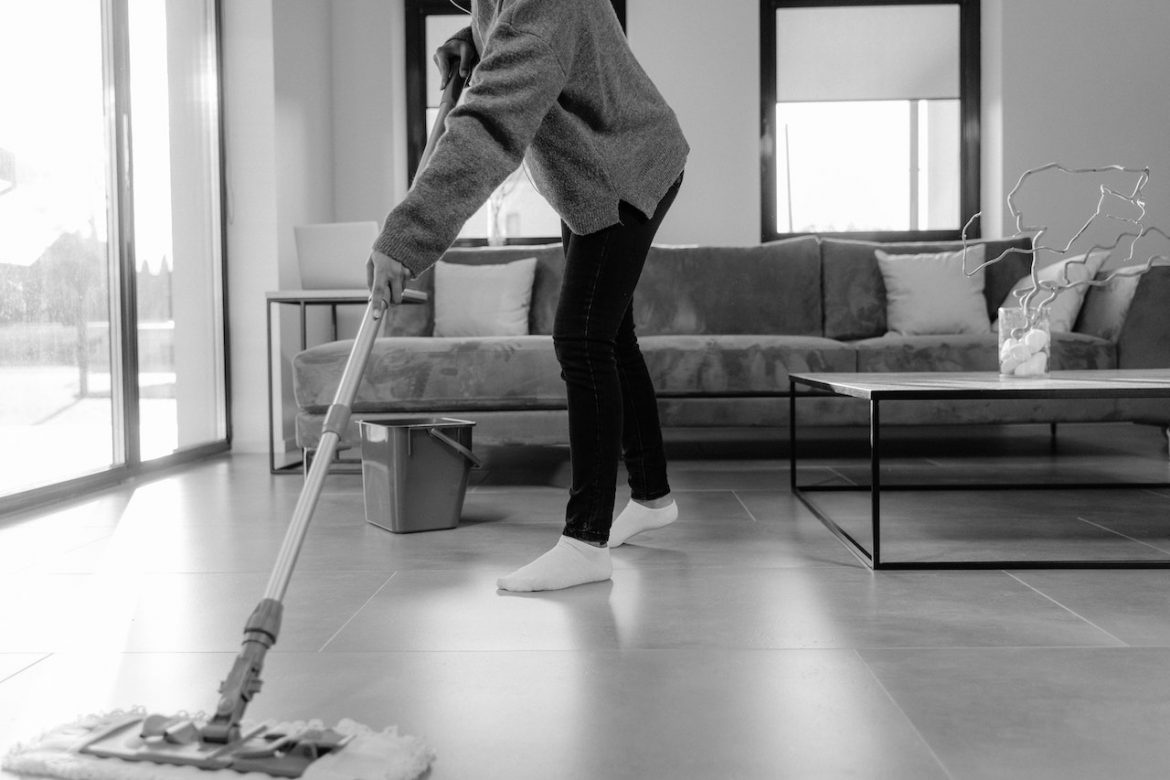 Начинът на дядо за почистване на дивана – хитринки за почистване на покъщнина